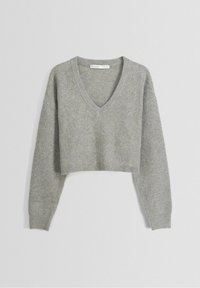 Suéter gris corto con escote en V, mangas largas, puños y dobladillo acanalados. La tela parece suave y texturizada con un brillo sutil.