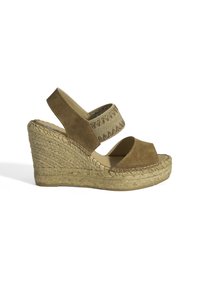 Sandale compensée en suède marron avec deux larges brides élastiques, un bout ouvert, et un talon compensé en jute avec une finition texturée.
