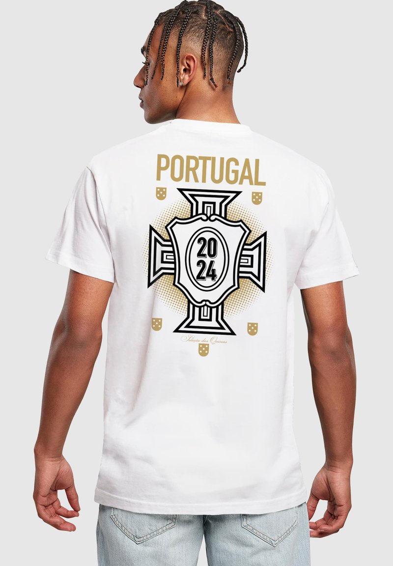 Hvid t-shirt med et stort grafisk design på bagsiden, hvor "Portugal" står over et skjolddesign, og tallene "2024" er i sort og guld accenter.