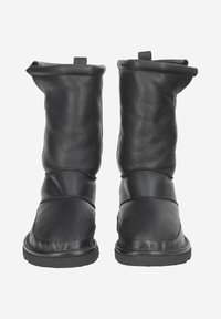 Bottes en cuir noir présentant un design mi-mollet, un sommet rabattable et des semelles en caoutchouc plates. Surface texturée avec une finition lisse et des accents minimalistes.