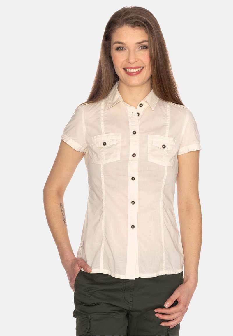 Camicia bianca a maniche corte con chiusura a bottoni, due tasche sul petto e bottoni marroni a contrasto. Tessuto leggero e texture.