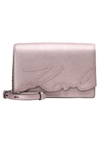 Vaaleanpunainen nahkalompakko, jossa on sileä pinta ja kohokuvioitu "Karl"-allekirjoitus. Varustettu irrotettavalla remmillä ja taittuvalla läpällä.