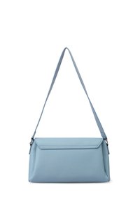 Borsa a mano in pelle blu con superficie testurizzata, forma rettangolare, tracolla regolabile e chiusura con pattina.
