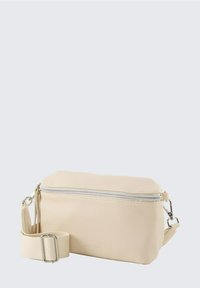 Borsa a tracolla beige con texture, di forma rettangolare, con chiusura a zip superiore e tracolla regolabile. Presenta un logo discreto sul lato.