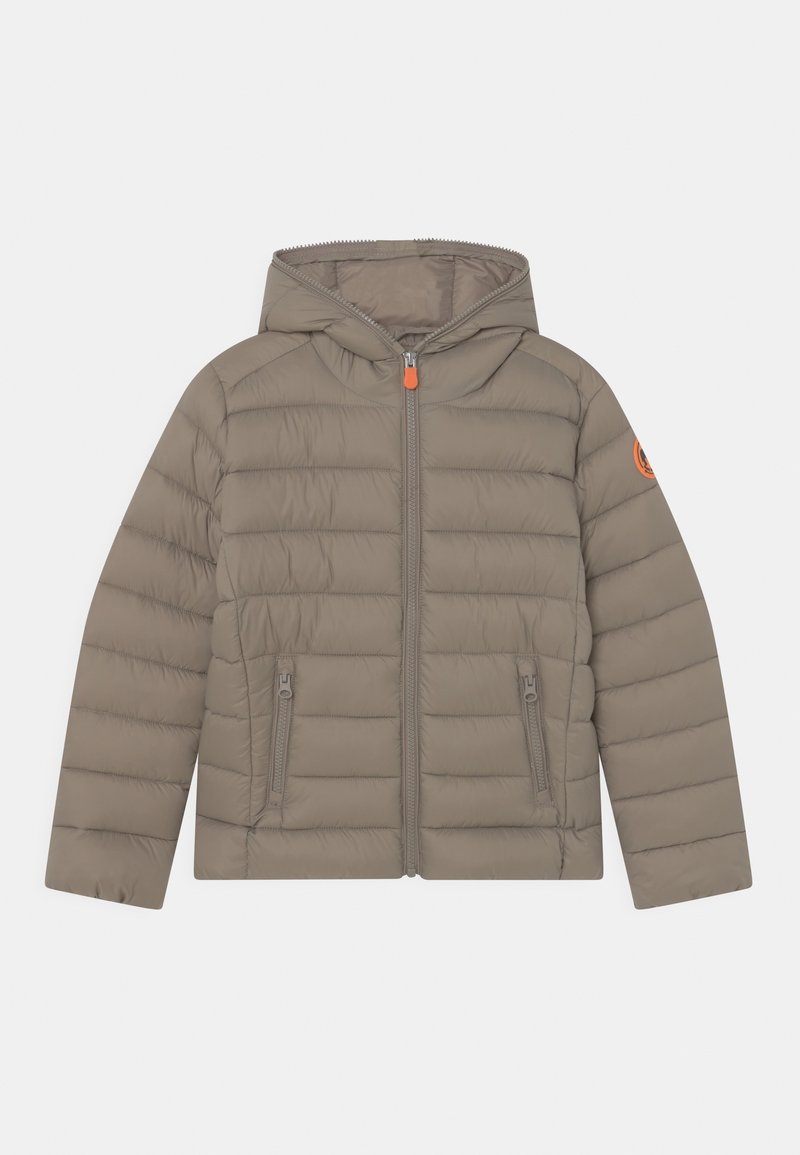Doudoune matelassée marron clair avec capuche, fermeture éclair à l’avant, deux poches latérales zippées et écusson logo orange sur la manche gauche.
