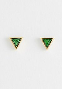 Orecchini a triangolo d'oro con un gemma verde a forma triangolare con contorno nero. La superficie testurizzata aggiunge tridimensionalità.