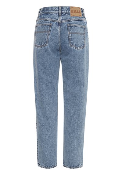 Vaqueros de mezclilla azul claro, de talle alto con un diseño de pierna recta, que presentan dos bolsillos traseros y un parche de cuero marrón con la marca en la cintura.