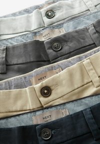 Pantalones ajustados disponibles en cuatro colores: gris claro, gris oscuro, beige y marino. Cada uno presenta un cierre de botón y una cinturilla texturizada.