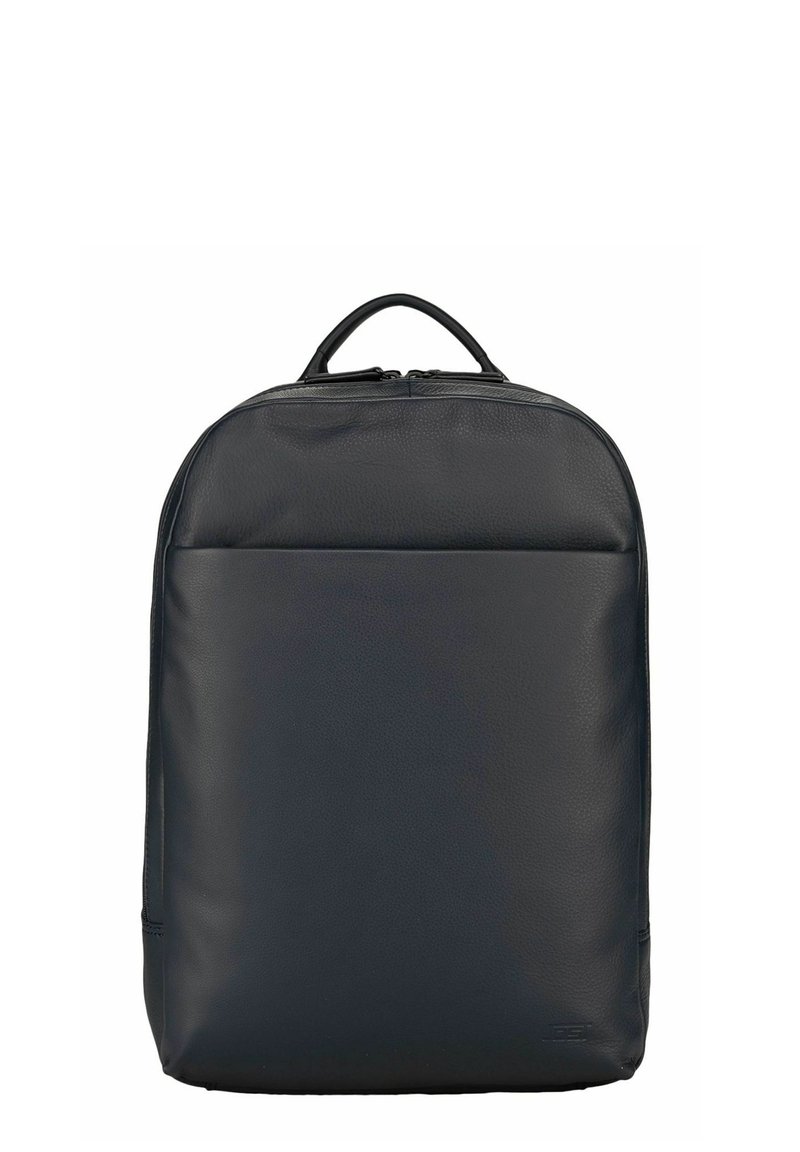 Sac à dos en cuir noir à texture lisse, forme rectangulaire structurée, poignée supérieure et poche avant zippée pour une fonctionnalité accrue.