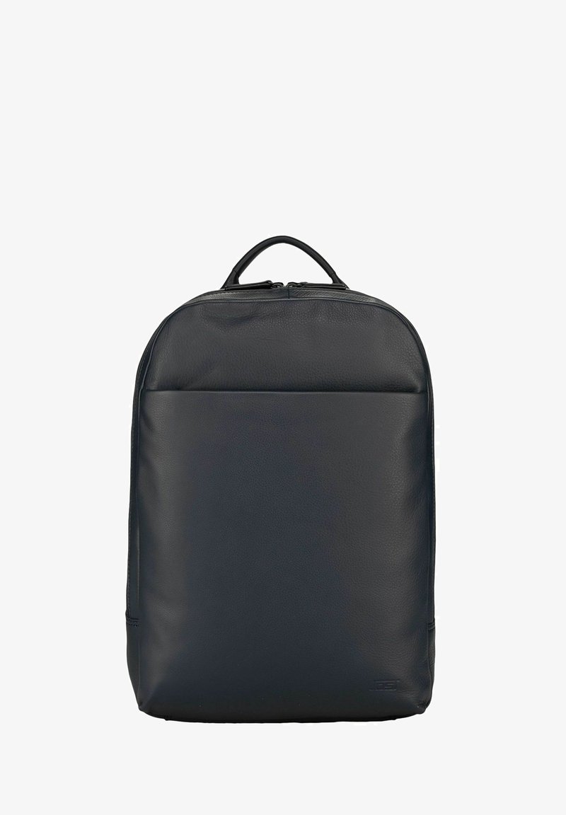 Sac à dos en cuir noir à texture lisse, forme rectangulaire structurée, poignée supérieure et poche avant zippée pour une fonctionnalité accrue.