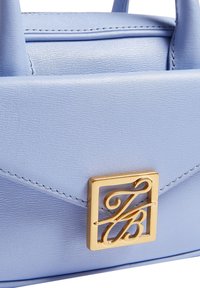 Borsa a mano in pelle azzurro chiaro con una finitura testurizzata, caratterizzata da un accento in metallo dorato a forma di quadrato con iniziali intrecciate.