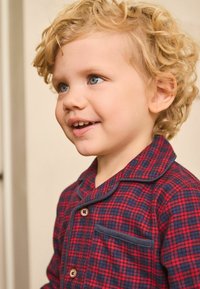 Rød og marineblå plaid flannel pyjamashirt med rund krave, knaplukning og en forlommet, som har en blød tekstur og klassisk design.