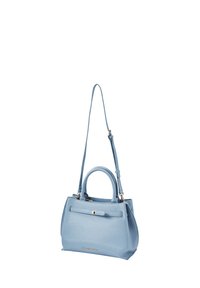 Svijetloplasta kožna torba s kratkim ručkama i dugim podesivim naramenicom, s prednjim remenom s malom srebrnom kopčom.