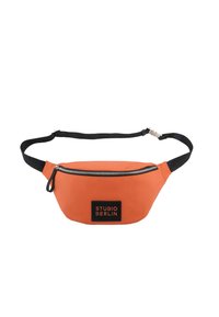 Oranger Bauchgurt mit schwarzem Riemen, ausgestattet mit einem Reißverschluss, einem gummierten Logo-Patch und einer glatten, strapazierfähigen Textur.