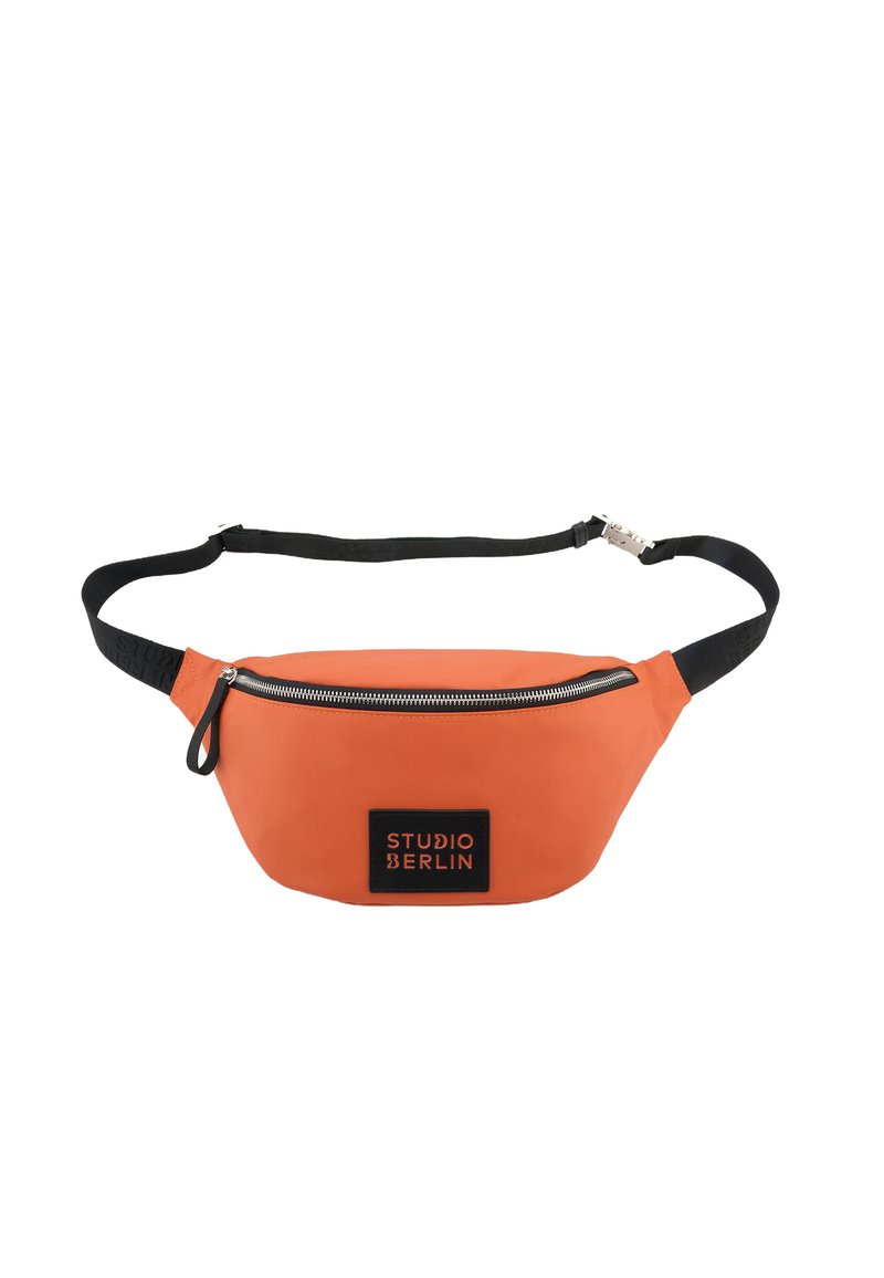 Oranger Bauchgurt mit schwarzem Riemen, ausgestattet mit einem Reißverschluss, einem gummierten Logo-Patch und einer glatten, strapazierfähigen Textur.