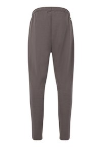 Graue Jogginghose mit glatter Textur, elastischem Bund und schmal zulaufenden Beinen, mit einem dezenten Logo auf der Rückseite.