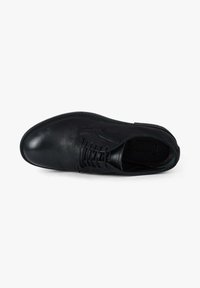 Scarpa da uomo in pelle nera con finitura liscia, punta rotonda e lacci tono su tono. Presenta un design minimalista e una suola robusta.