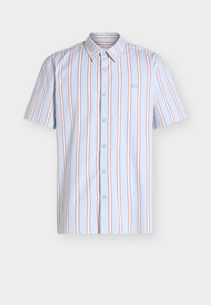 Chemise bleu clair à manches courtes avec boutons, rayures verticales blanches et rouges et petit logo brodé sur la poitrine.