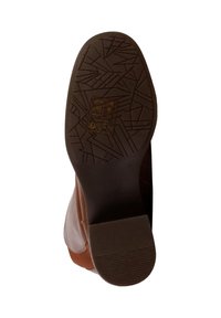 Suola di stivale in gomma marrone con un pattern testurizzato e dettagli del logo. Il tacco è leggermente rialzato con una finitura liscia e scanalature orizzontali.