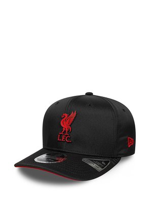 Schwarze Baseballkappe mit rotem Liverpool FC Vogel-Logo vorne in der Mitte und rotem New Era Logo an der Seite, gebogenes Visier mit Aufkleberetiketten.
