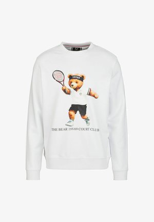 Witte sweatshirt met een beer in een tennisoutfit, die een racket vasthoudt. Tekst: "THE BEAR 19V69 COURT CLUB." Zachte katoen.