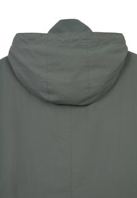 Giacca con cappuccio in tessuto grigio chiaro. Presenta un design minimalista con una texture liscia e dettagli di cucitura puliti.