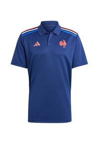 Blauwe polo met kraag, voorzien van rode en witte strepen op de schouders. Inclusief een rode hanenlogo en Adidas branding.