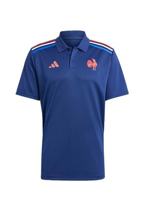 Polo shirt bleu avec un col, présentant des rayures rouges et blanches sur les épaules. Comprend un logo de coq rouge et une marque Adidas.