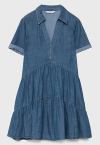 Denim jurk met een kraag, korte opgerolde mouwen en een gelaagde, uitlopende rok. De stof is lichtblauw met een gladde textuur.