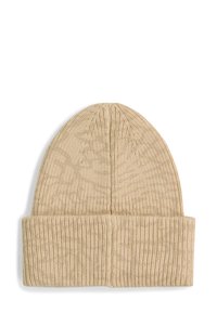 Beige strikket hue med ribbet tekstur, der har en foldet kant og en afrundet top. Blødt garnmateriale med et diskret mønster.