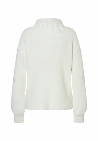 Weißer Strickpullover mit hohem Kragen, abgesenkten Schultern und langen Ärmeln. Die Struktur ist durchgehend gerippt, was einen gemütlichen Look verleiht.