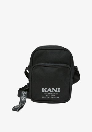 Sort nylon crossover taske med lynlåslukning, der har en frontlomme og logo tekst i hvid. Justerbar taske inkluderet.