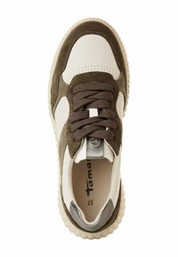 Schnürsneaker aus weißem Leder mit olivgrünen Wildledereinsätzen, einer strukturierten Gummisohle und durchbrochenen Details an der Zehenpartie.