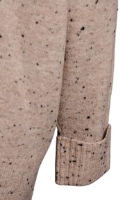 Beiger Strickpullover mit einem gesprenkelten Muster in Schwarz, mit Bündchen und einer strukturierten, weichen Stoffoberfläche.