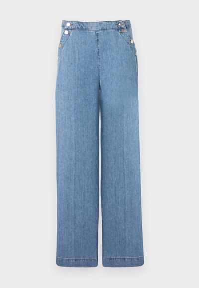 Ανοιχτό μπλε παντελόνι τζιν με φαρδύ πόδι, ψηλή μέση και ασημένιες λεπτομέρειες με κουμπιά στα πλαϊνά και τις μπροστινές τσέπες.