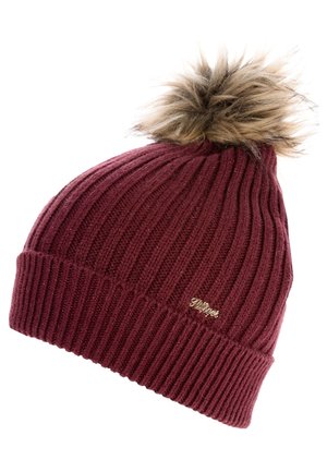 Bonnet en tricot côtelé bordeaux avec revers plié et pompon en fausse fourrure marron sur le dessus, avec un petit logo métallique de la marque.