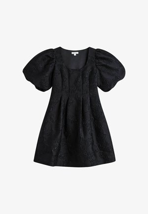 Svart klänning med puffärmar, med en texturerad blommönstrad design. Fyrkantig halsringning och veckdetaljer fram. Korthornad.
