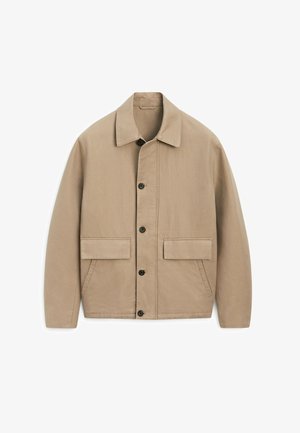 Beige jas met knopen, een kraag, twee klepzakken aan de voorkant en steekzakken aan de zijkant, gemaakt van een gestructureerde stof.