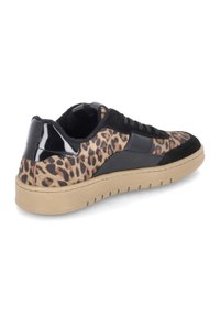 Leopardenmuster Sneakers mit einer Ferse und Zunge aus schwarzem Lackleder, strukturiertem Stoff und einer beigen Gummisohle mit horizontalen Rillen.