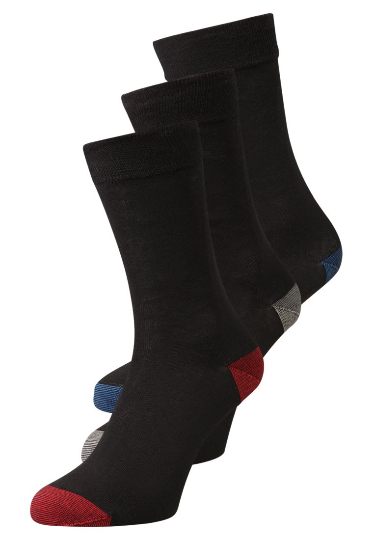 Drei Paar schwarze Socken mit kontrastierenden Fersen in Rot, Blau und Grau. Hergestellt aus einem glatten Stoff und mit einem gerippten Bündchen versehen.