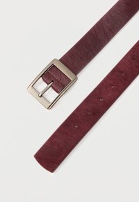 Bordeauxroter Ledergürtel mit strukturierter Oberfläche, ausgestattet mit einer silbernen rechteckigen Schnalle und verstellbaren Löchern entlang des Riemens.
