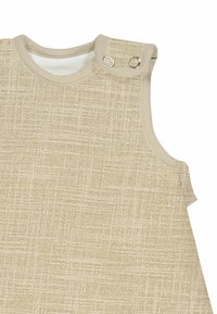 Beiges, strukturiertes Kleid mit rundem Ausschnitt, ohne Ärmel und zwei Knopfakzenten an der Schulter. Weiche Innenauskleidung.