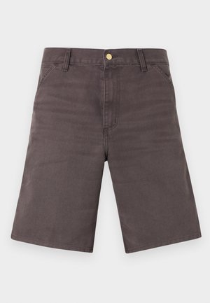 Donkergrijze knielange shorts met voorzakken, riemlussen en een metalen knoopsluiting op een lichte achtergrond.