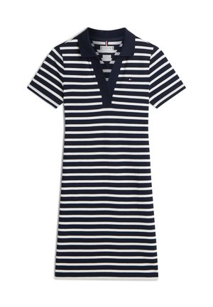 Robe polo à manches courtes à rayures horizontales bleu marine et blanches, avec un col bleu marine foncé et une patte de boutonnage en V.