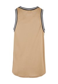 Uten ermer beige mesh sports tank topp med svart og hvit stripete kanting rundt armhullene og halsen, vist fra baksiden.