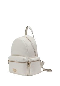Zaino in finta pelle bianca con parte superiore arrotondata, doppia zip, tasca con zip frontale e spallacci regolabili. Presenta un logo dorato sul davanti.
