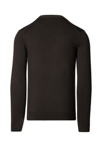 Ciemnobrązowy sweter z długimi rękawami, okrągłym dekoltem i prążkowanymi mankietami oraz dolnym brzegiem. Gładka faktura bez widocznych wzorów czy zdobień.