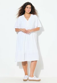 Ulla Popken - SEERSUCKER SHORT SLEEVE V-NECK MIDI - Jurk - snow white Miniatuurafbeelding 1