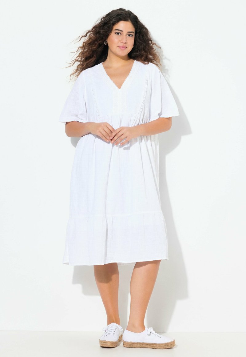 Ulla Popken - SEERSUCKER SHORT SLEEVE V-NECK MIDI - Jurk - snow white, Vergroten