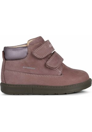 Lila wasserdichte Knöchelstiefel mit zwei Klettverschlüssen, Obermaterial aus glattem Leder, Gummisohle mit Rillen und kontrastierenden Nähdetails.